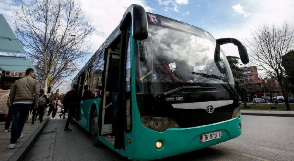 Shoqata e Transportit paralajmeron reduktim sherbimi nga 1 Nentori